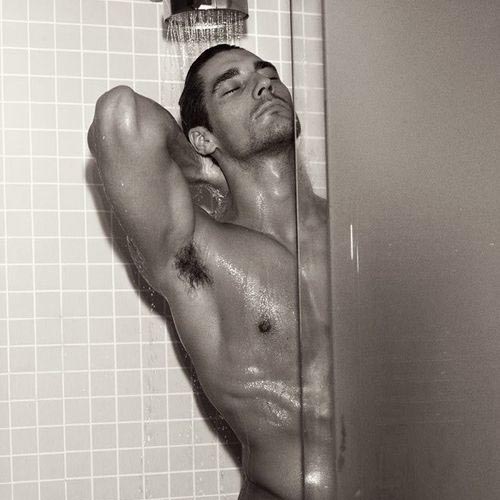 Risultati immagini per uomo sotto la doccia